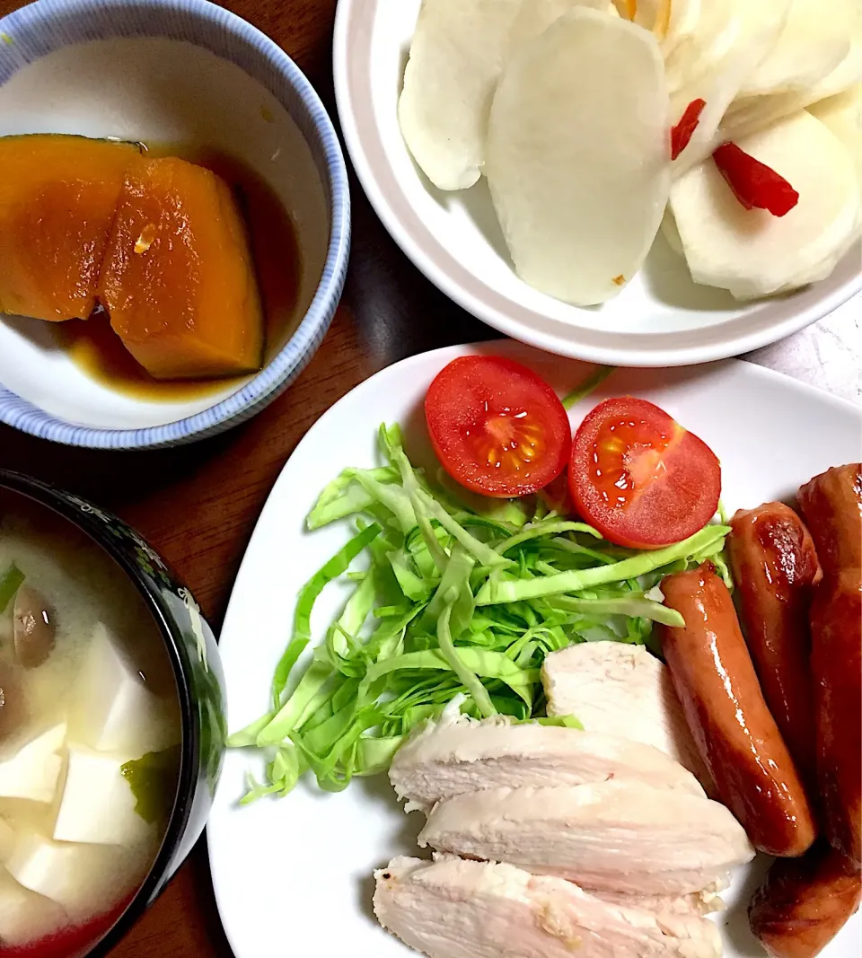 Snapdishの料理写真:鶏胸肉の塩麹蒸し   ウィンナー   南瓜煮    カブの甘酢漬け   味噌汁|掛谷節子さん