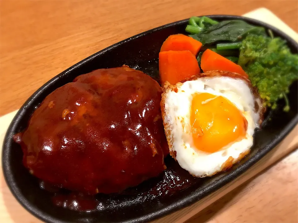 Hamburger steak with sunny side up egg|🌸ルビーかわな🌸さん