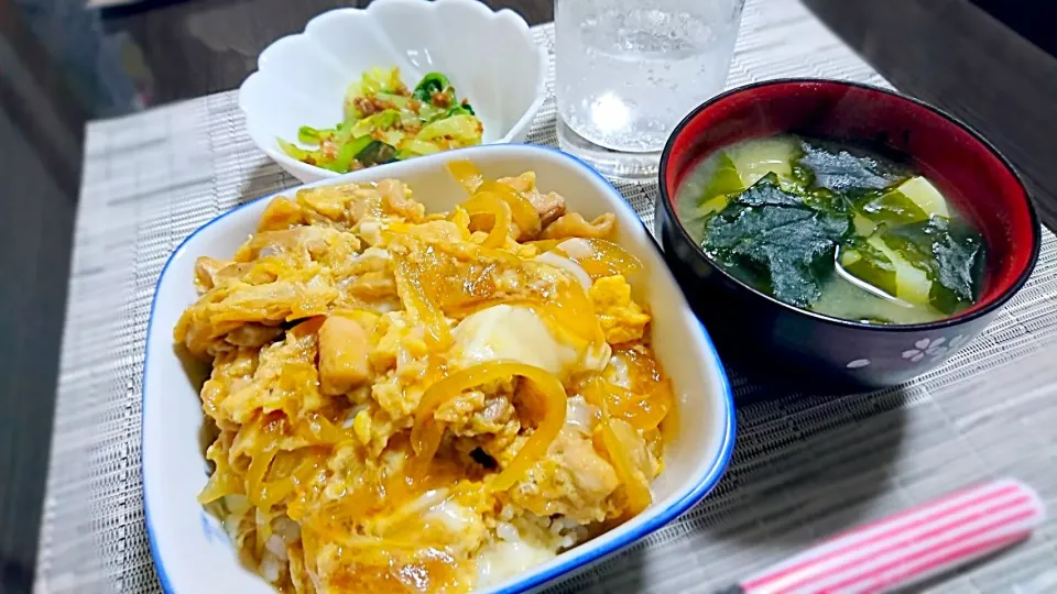 親子丼、じゃがいもとワカメの味噌汁、小松菜のおかか和え|サトリさん