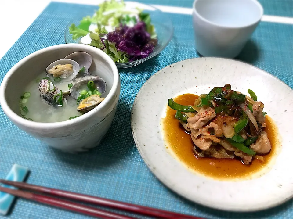 ばんごはん。豚肉の炒め物、あさりのお味噌汁、野菜サラダ。|yukiさん