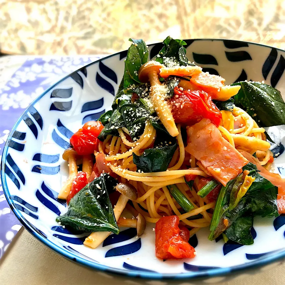 昼ごはん  ☆Yumi☆さんの簡単 レンジでtomato  sauce～🎵で、たっぷりほうれん草のトマトソースパスタ🍝|砂雪さん