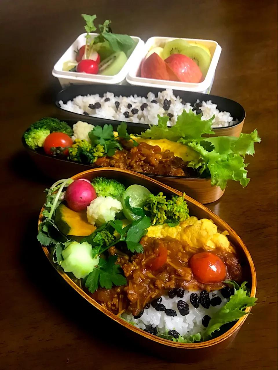 Snapdishの料理写真:今日の2人のお弁当🍱 山本真希さんの料理 ミニトマトとエノキのキーマカレー👳ふわふわオムレツと
#キーマカレー|とんちんさん