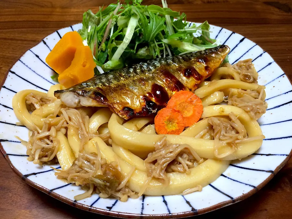 えのき醤油香ばし極太焼うどん🌹焼鯖乗せ🐟|ぱぴこ家さん