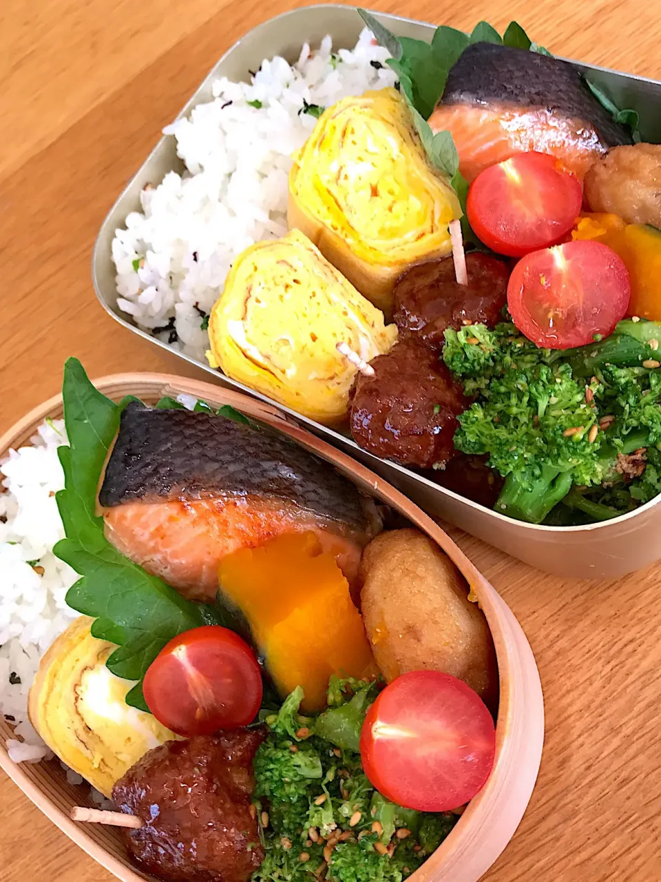 Snapdishの料理写真:今日の夫婦弁当🍱
甘糀玉子焼き、ミートボール、エビ天とかぼちゃの煮物、焼き鮭、ブロッコリーの胡麻和え🤗|5ネコママさん