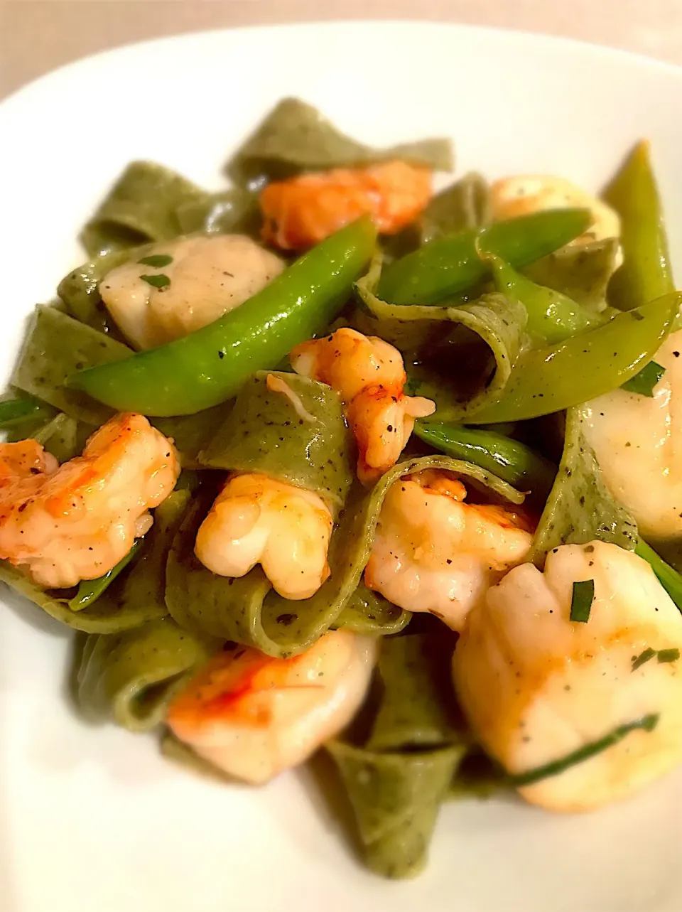 Snapdishの料理写真:Spicy shrimp, scallops & sugar snap peas with basil fettucine|Liesel Ryanさん