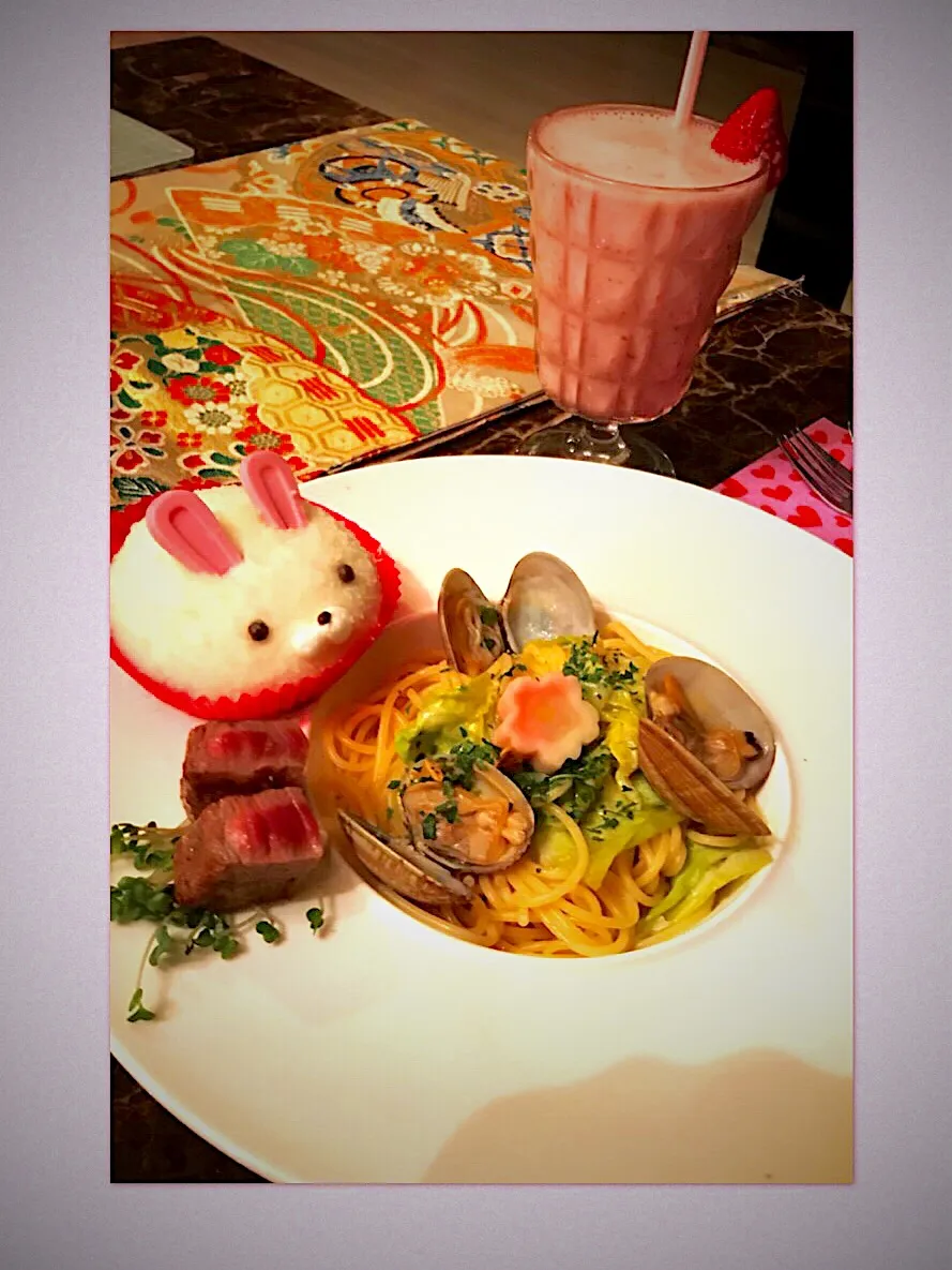 春キャベツとアサリのパスタ🌸 フレッシュ苺ジュース🍹|💍ごはん🍚さん