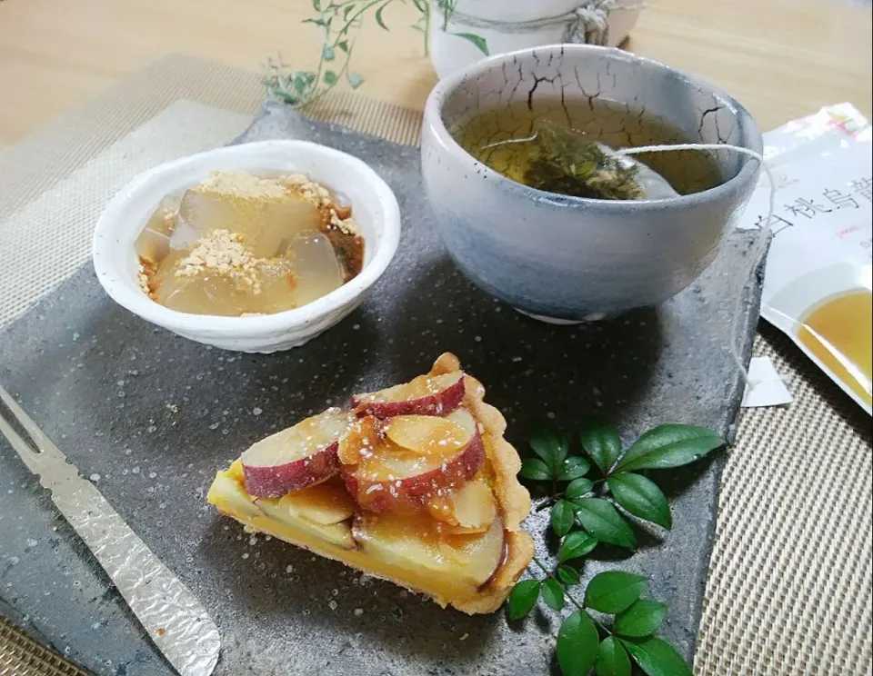 Snapdishの料理写真:焦がしキャラメルの安納芋スイートポテトタルトとわらび餅のお茶セット(*^^*)|sakurakoさん