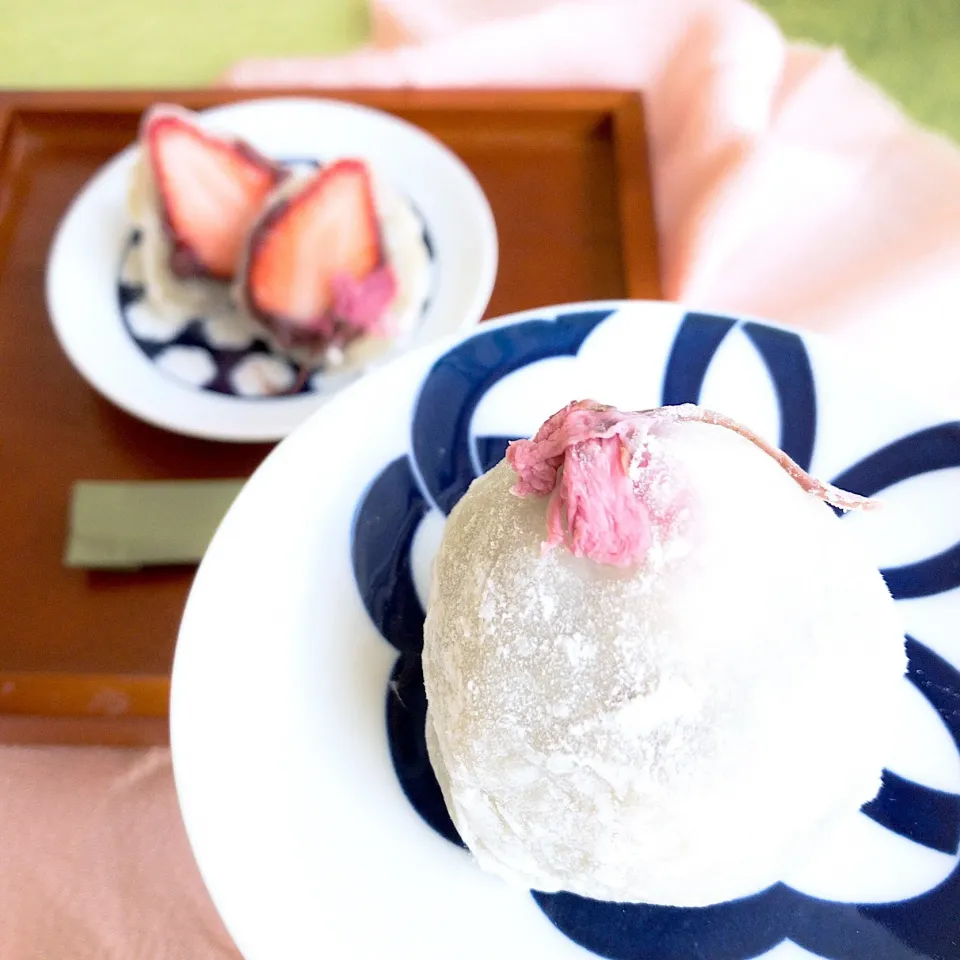 Snapdishの料理写真:さくら香るいちご大福 🌸🍓🌸|hari-co ＊ はりこさん