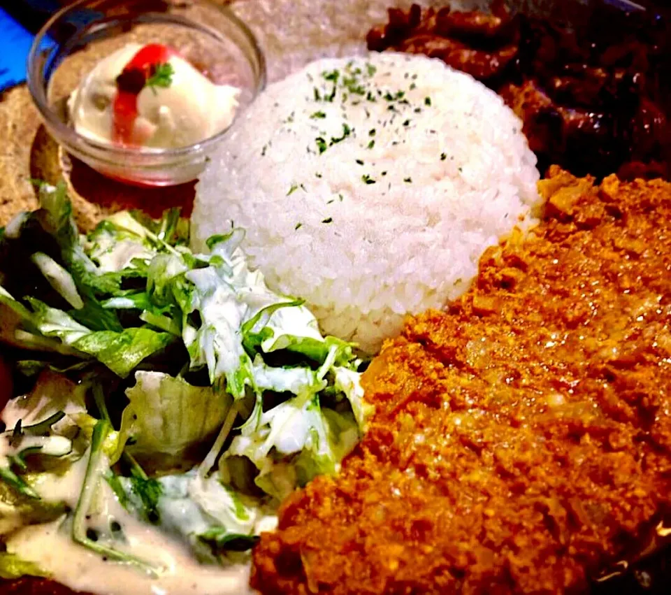 揚げ物とサラダ🥗ご飯🍚にカレーのワンプレート|zeroweb_bossさん