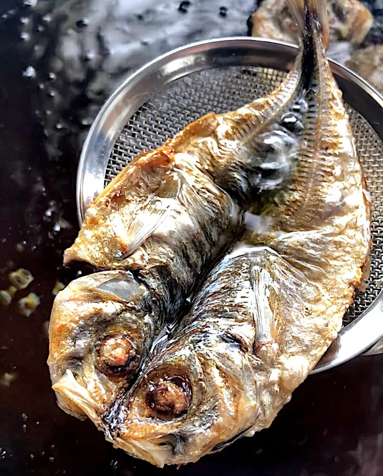 再現 アジの干物の素揚げ 静岡/沼津 学校給食 揚げてる様子🎥↓|ガク魁‼︎男飯さん