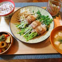 Snapdishの料理写真:豆苗もやしの豚肉巻きレンジ蒸し、新じゃがとちくわの煮物、味噌汁、三十穀米|おむすびさん