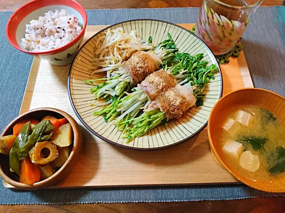 豆苗もやしの豚肉巻きレンジ蒸し、新じゃがとちくわの煮物、味噌汁、三十穀米|おむすびさん