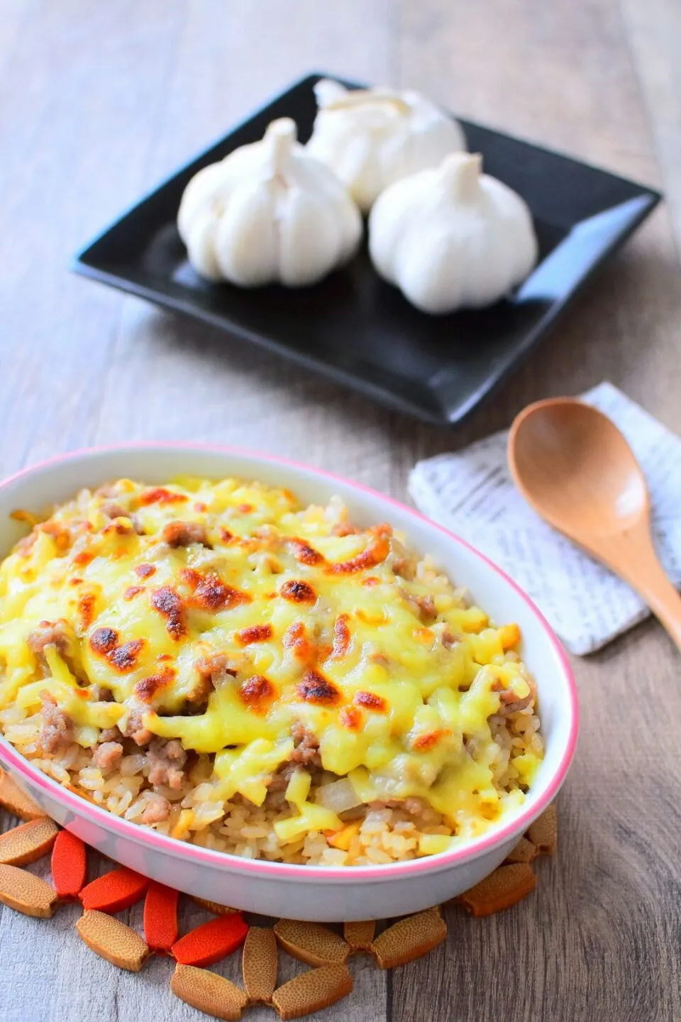 がっつり飯！ガーリックライスの肉味噌チーズ焼きのレシピ|アマイモノ・クウ蔵さん