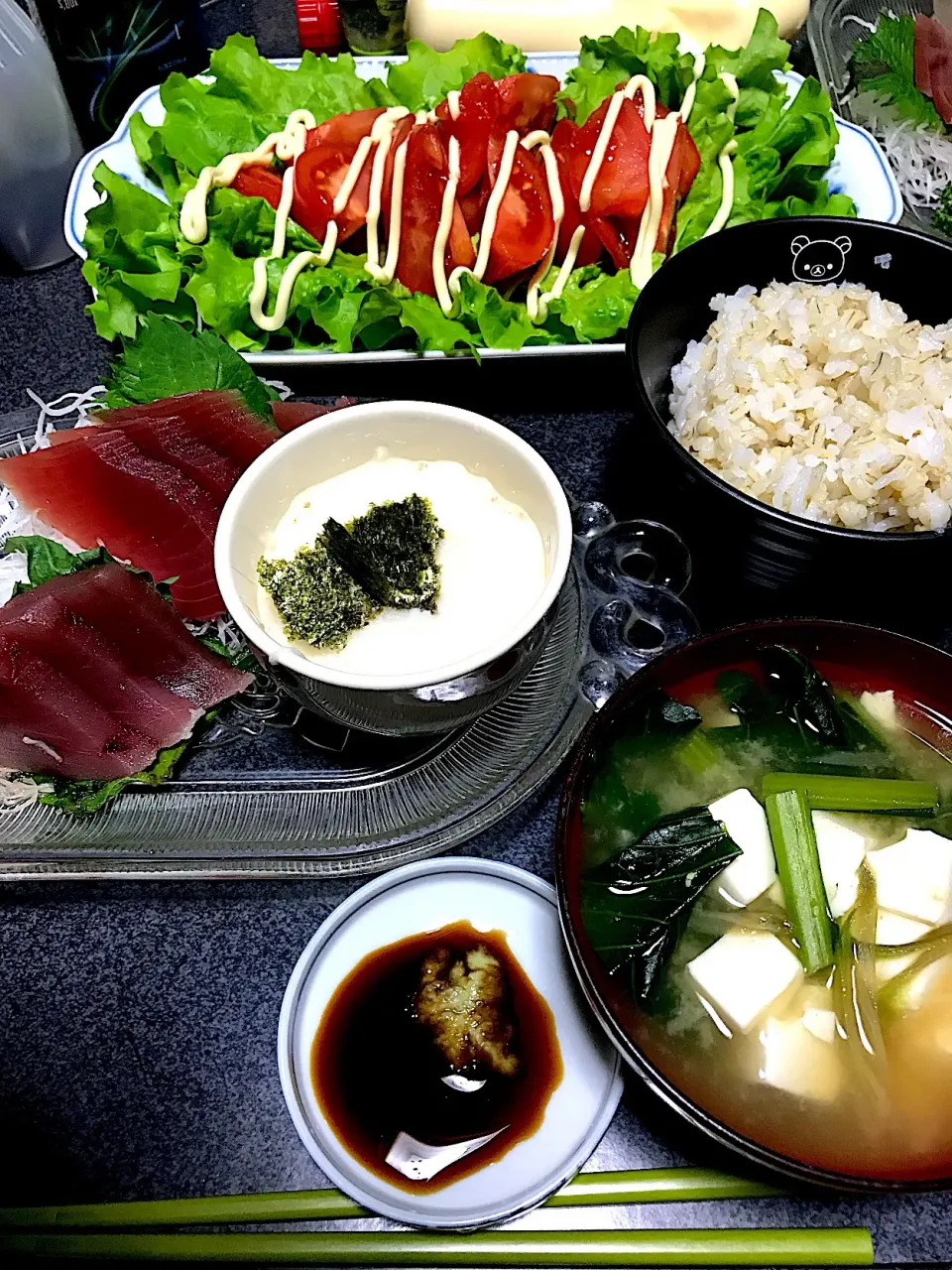 もち麦飯、刺身、ツマ、長芋とろろ短冊切り入り、トマトサニーレタスサラダ、豆腐小松菜ミョーガ味噌汁|ms903さん