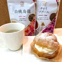 主人がお土産にシュークリームをお土産に…✨
私は白桃烏龍茶にしてみました
甘いシュークリームと、後味さっぱりの白桃烏龍茶すごく合いました！！|tetenonさん