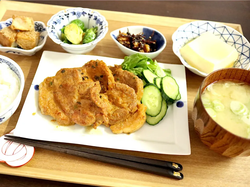 豚肉のニンニク味噌焼き
厚揚げの甘辛胡麻和え
芽キャベツのバター炒め
くるみといりこ（市販）
卵豆腐
お味噌汁|NAKATAさん