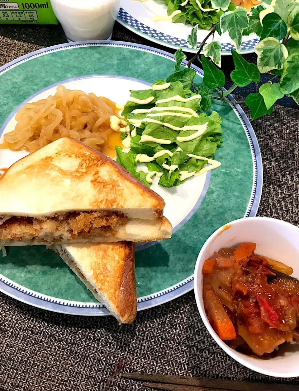 ホットサンドコロッケで朝ごはん|シュトママさん