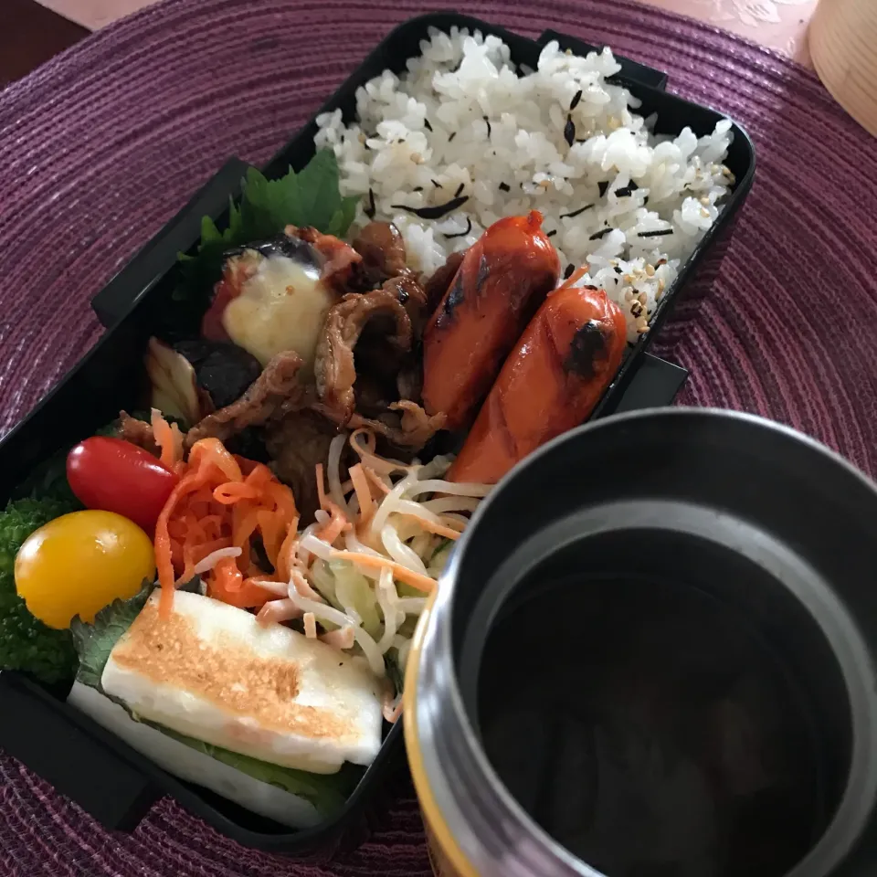 今日のお弁当🍱
豚の生姜焼き弁当🐷
 

良いお天気☀️
昨日よりは少し冷えるみたい
体調管理には気をつけてね。

週末金曜日
元気出して
頑張ってまいりましょう😊
気をつけて
いってらっしゃい👋😊|mokoさん