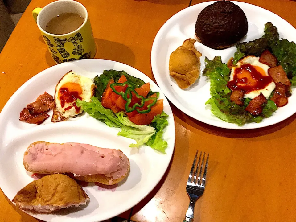 シュークリーム ＆ エクレア🍪 ベーコンエッグ🍳🥓  トマトサラダ🥗  カフェオレ☕️|ch＊K*∀o(^^*)♪さん