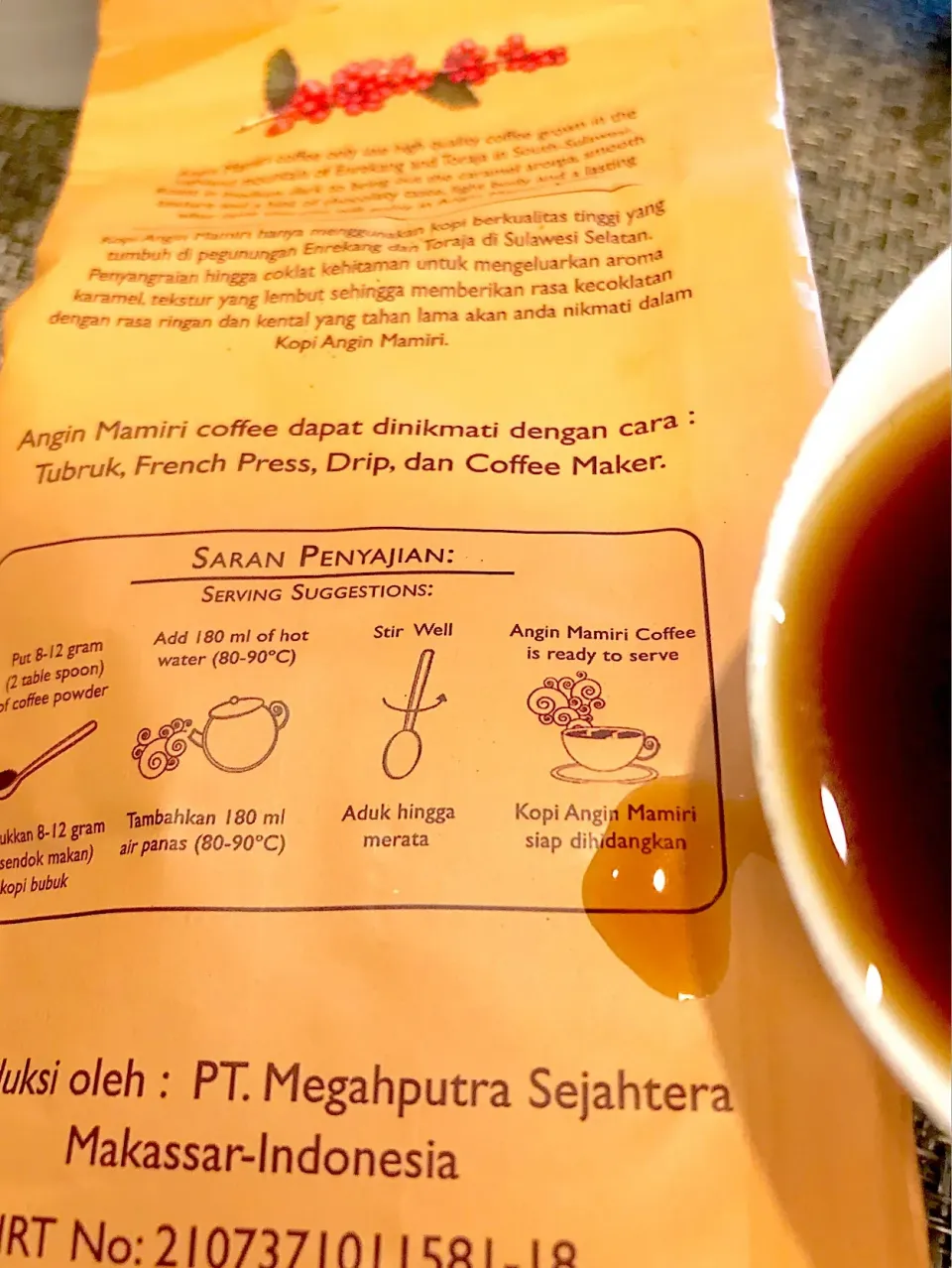 インドネシア🇮🇩コーヒー☕️ インドネシア語で 「コピ」シュトママコーヒーこぼした辺りに『Ｋopi」みえますか？|シュトママさん