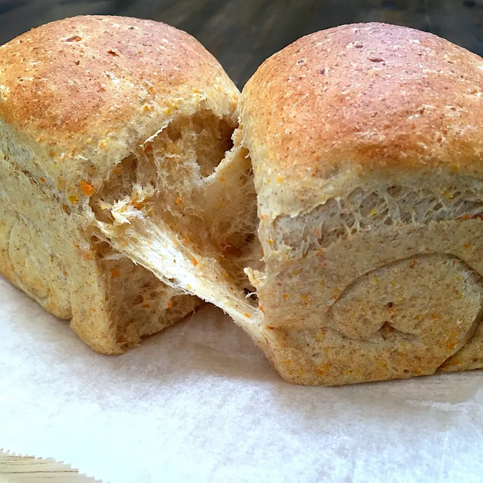 にんじんたっぷり全粒粉ブレッド🍞ʕ-̼͡-ʔ🥕焼き上がり〜|七海さん