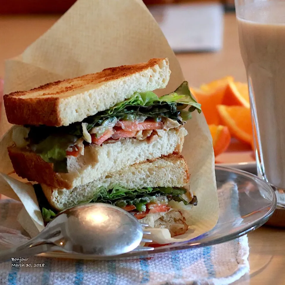 Snapdishの料理写真:ほぐしチキンと野菜ポテトマリネのサンドウィッチ🥪
バナナヨーグルト🍌ミルク🥛|yasuko murakamiさん