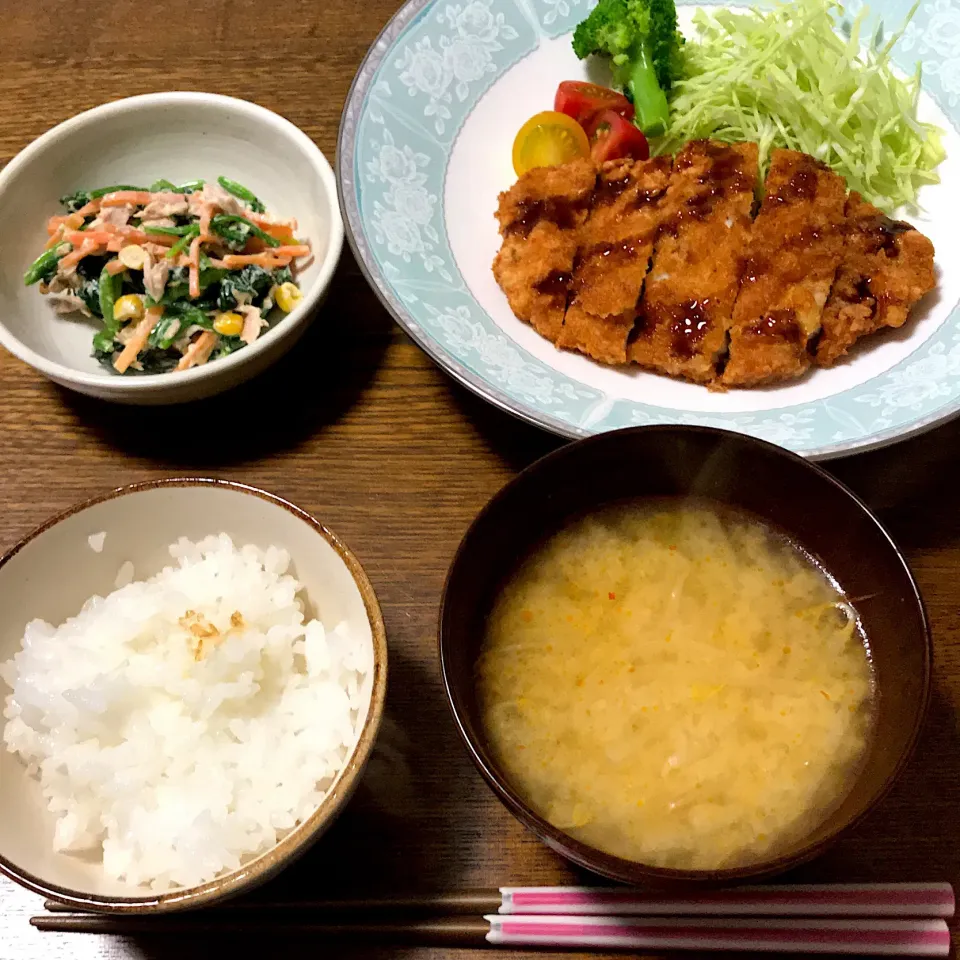 Snapdishの料理写真:#土鍋ごはん 
 #とんかつ 
 #ほうれん草のサラダ 
 #もやしのピリ辛味噌スープ|まきさん