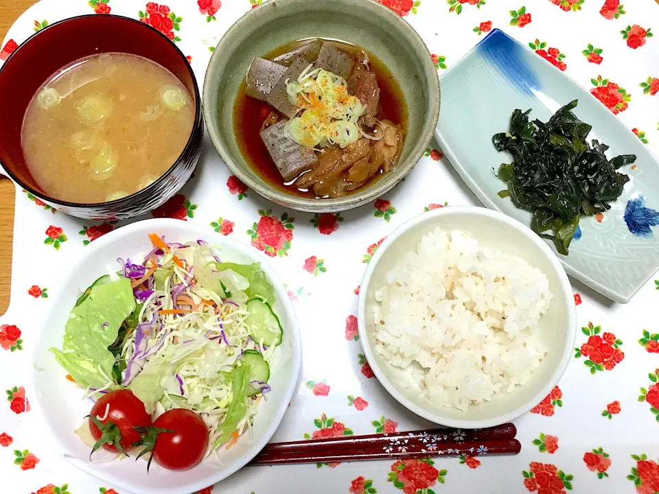 Snapdishの料理写真:牛スジ🐂と蒟蒻の煮込み(レトルト)
焼きワカメ
なめこ豆腐汁
野菜サラダ🥗
炒りごま入りゆめぴりか🍚🥢|yumyum😋さん