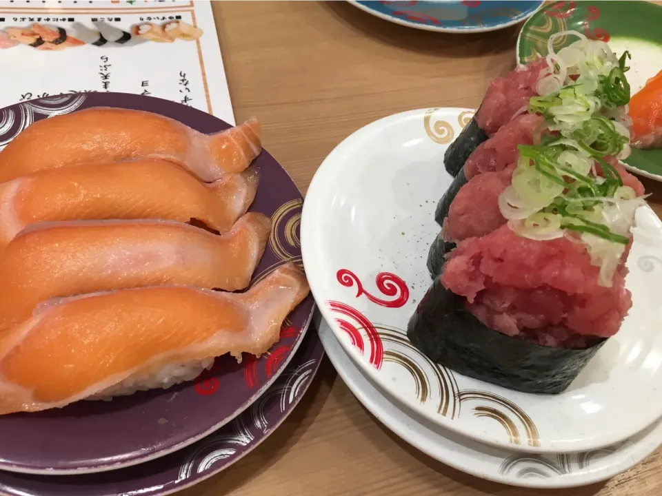 Snapdishの料理写真:近所の寿司屋トリトン🍣まぐろたたきがこのボリューム|フージさん