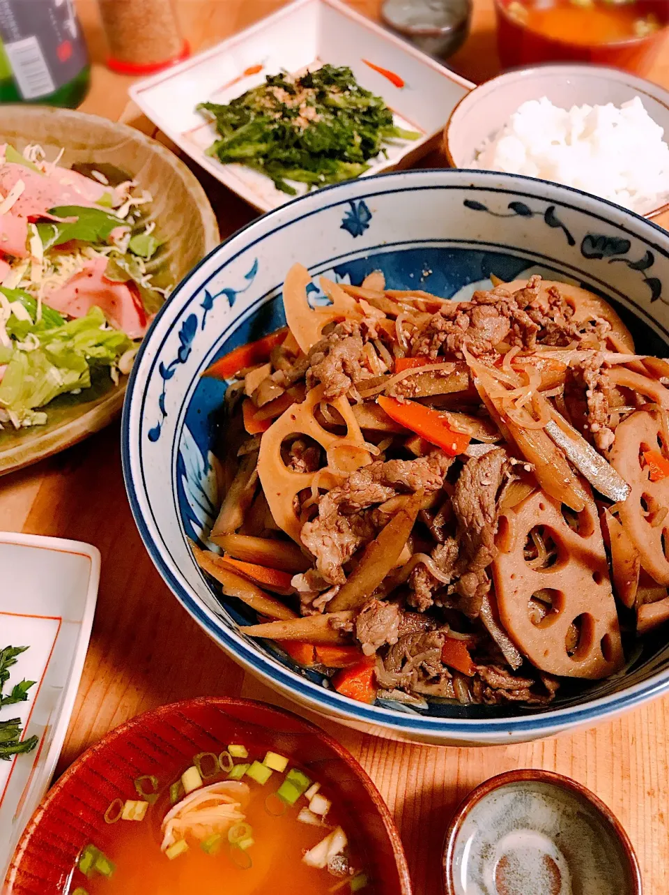 牛肉と根菜の甘辛煮
     春菊の胡麻和え・・晩御飯(ᵔᴥᵔ)|Mariruさん