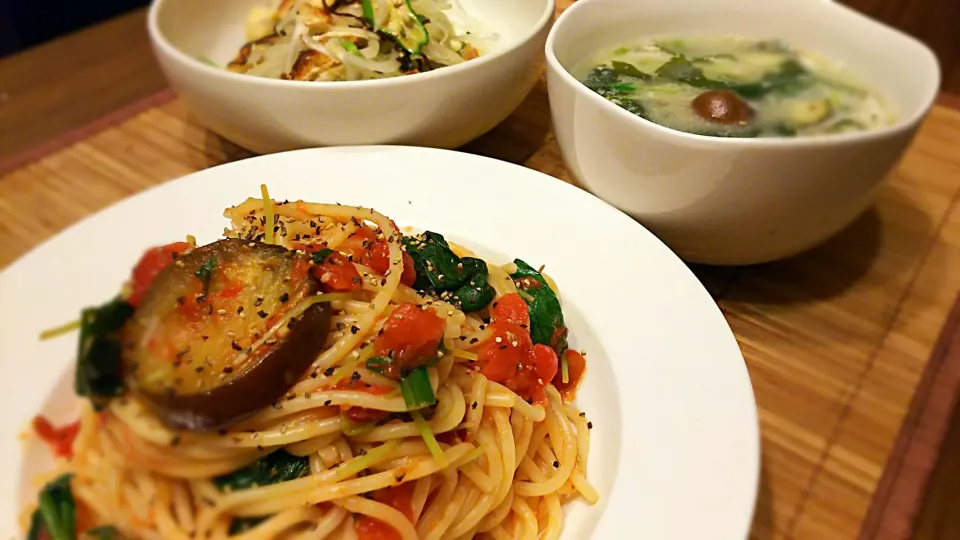 茄子とﾎｳﾚﾝ草のﾄﾏﾄﾊﾟｽﾀ🍝
焼き油揚げとｵｸﾗとｵﾆｽﾗの塩昆布ｻﾗﾀﾞ
の晩ごはん✨|kaz(*･ω･)さん