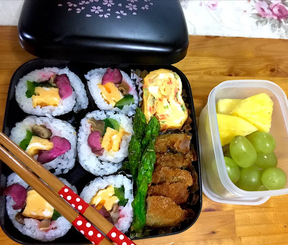 👩🏻さんお疲れ様 最後は巻きずしお弁当🍱で…💐|keikoさん