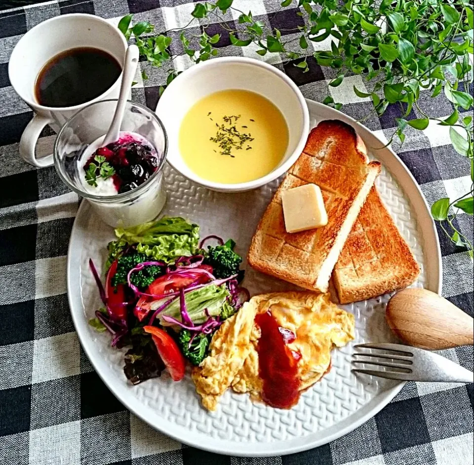 Snapdishの料理写真:なんでもないスクランブルエッグで朝ごはん☕🍞|瑞さん