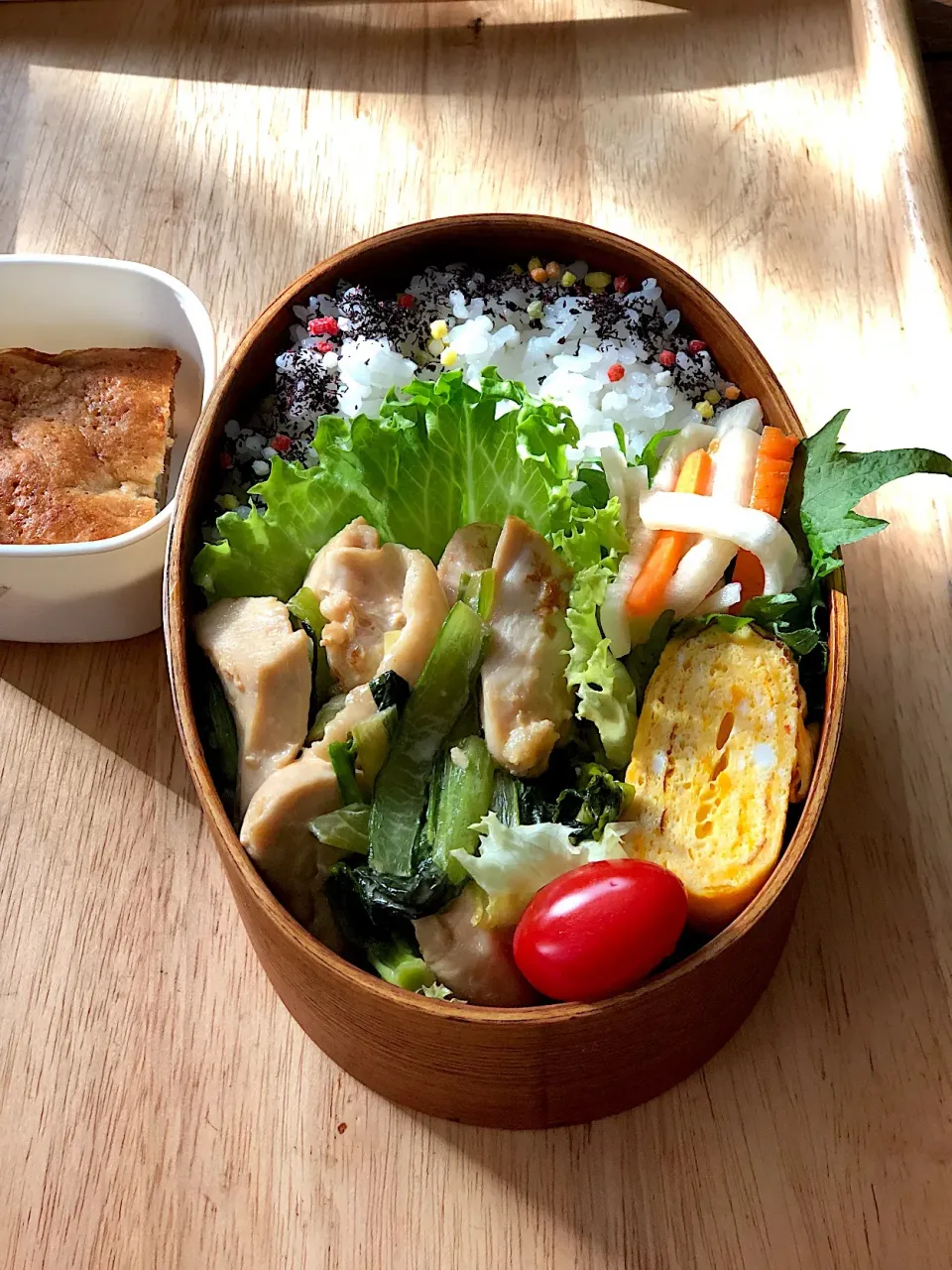 小松菜と鶏のマヨポン炒め 弁当。バナナケーキ添え|弁当 備忘録さん