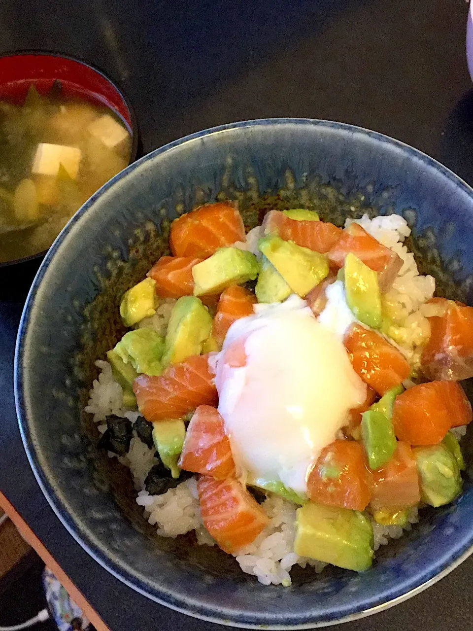 サーモンポキ丼 & お味噌汁|ぺろたんさん