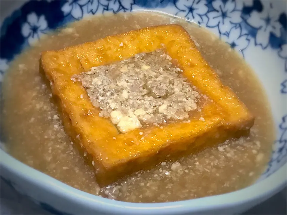 今夜は、厚揚げのひき肉詰めを頂きます🎵
厚揚げの真ん中をくり抜いてひき肉を詰め、ひき肉あんをかけました😋|ギムレットさん