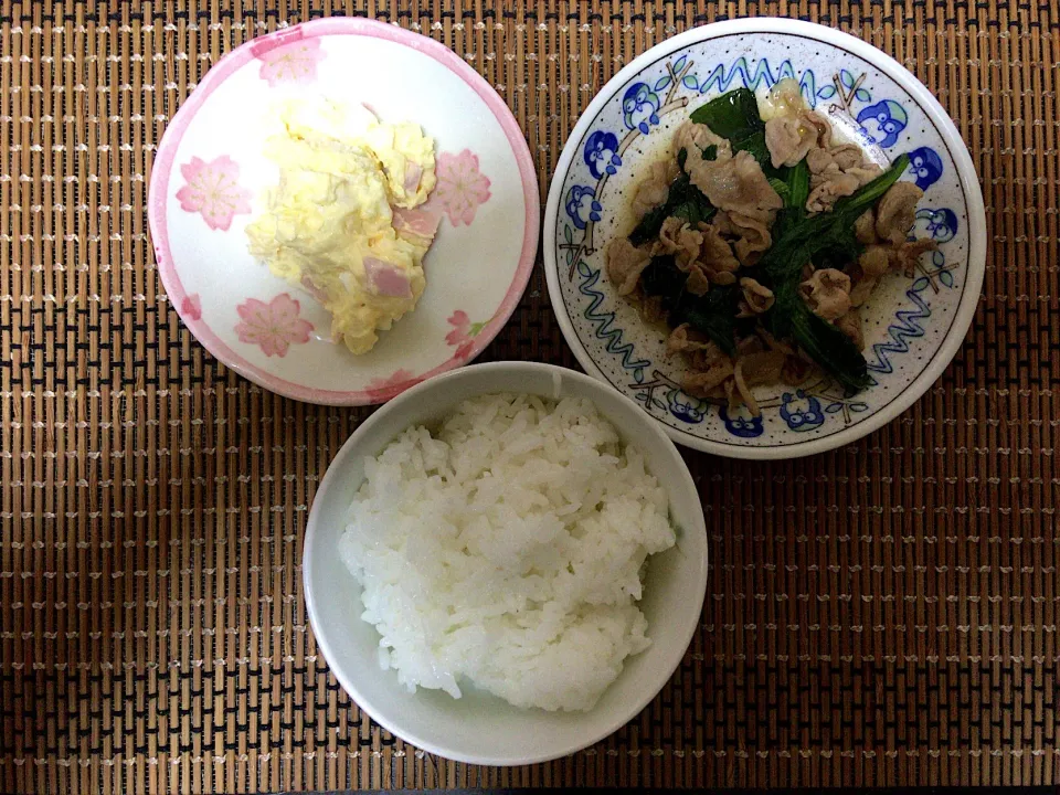 豚肉小松菜炒めサラダご飯|ばーさんさん