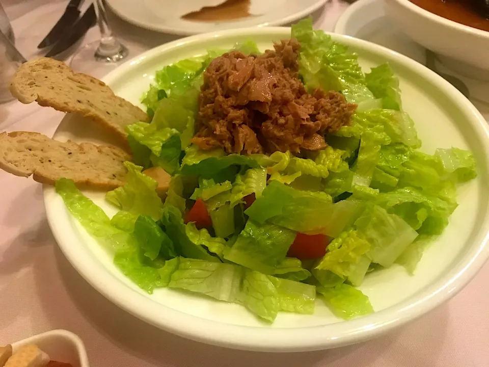 Tuna salad with lettuce, fresh tomato, cucumber & olives|Sky Blueさん