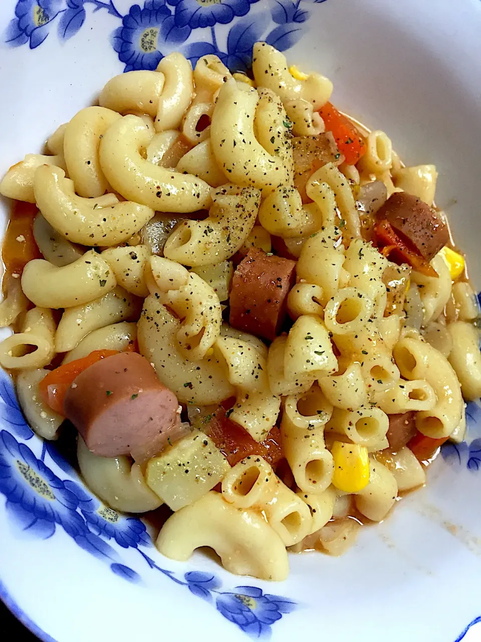 Macaroni with mixed Vege and Sausages. Simple lunch in office.|Kaven Kanさん