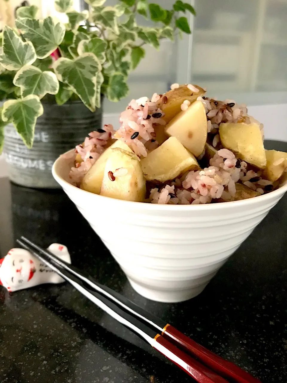 ヨッチャンさんの新じゃがご飯 新じゃがないので古じゃがいもと古代米でまいりさん盛り🍚|シュトママさん