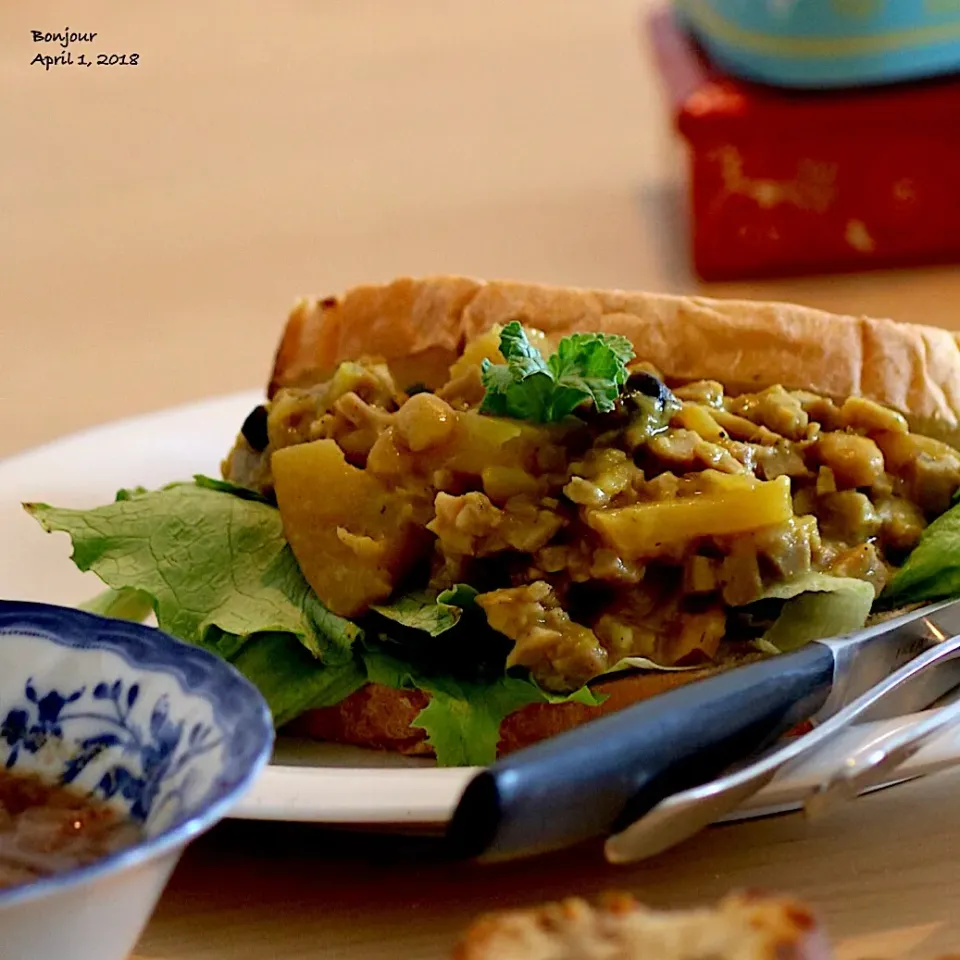 ポークと林檎🍎と豆のカレー風味スプレッドのサンドウィッチ🥪|yasuko murakamiさん