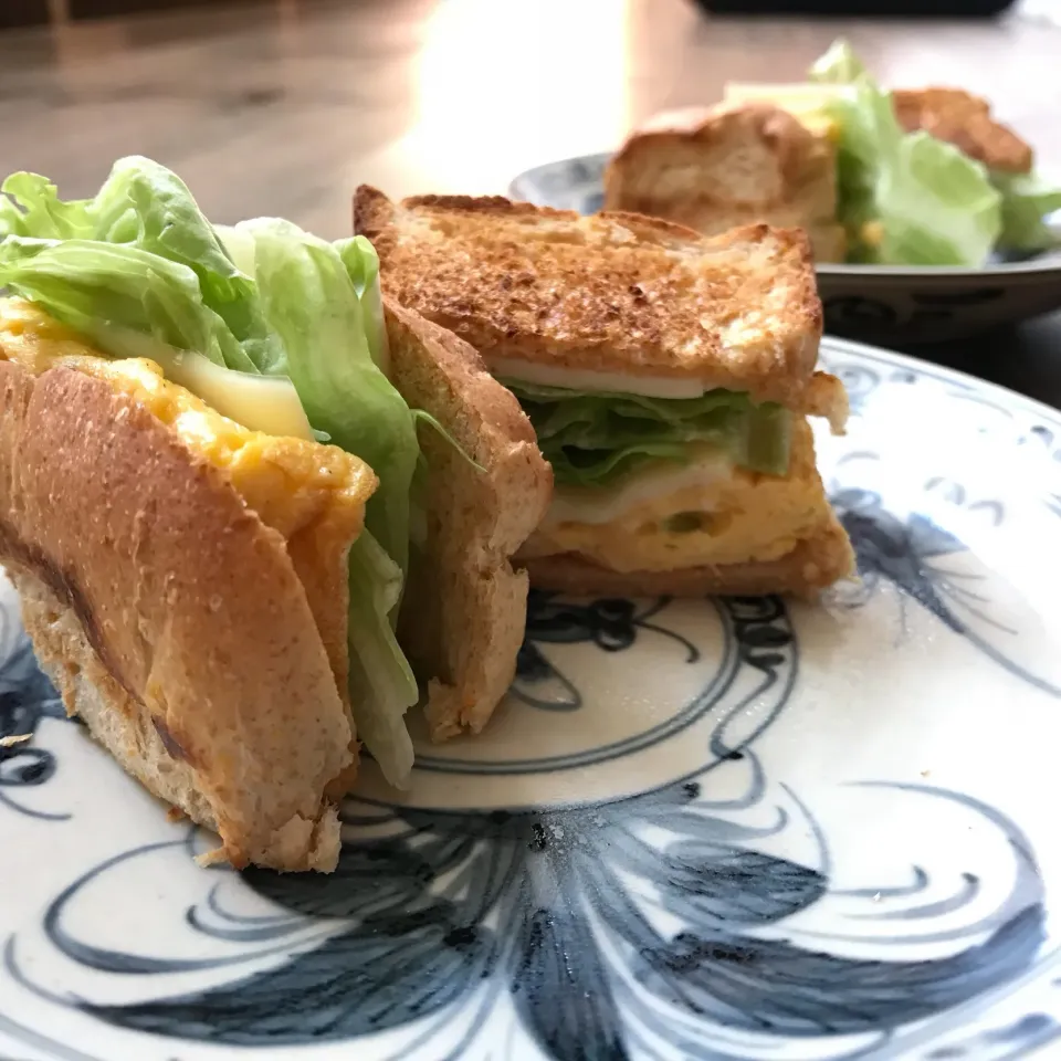 七海さんの料理 にんじんたっぷり全粒粉ブレッド🍞ʕ-̼͡-ʔ🥕焼き上がり〜　#コズサンド|koji toyodaさん