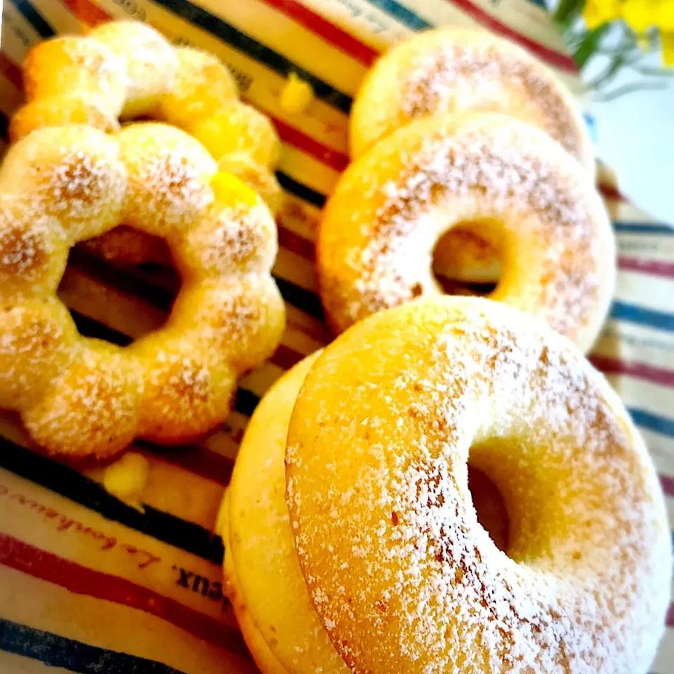 Snapdishの料理写真:ホットケーキミックスで作る、簡単焼きドーナツ🍩✨|ハマちゃんさん