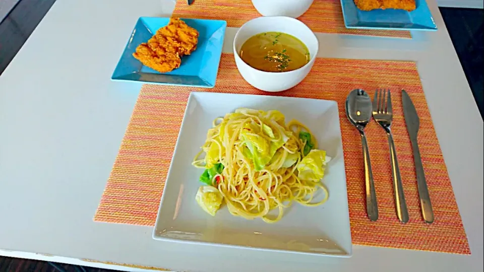 今日の昼食 キャベツのパスタ、Lチキ、コンソメスープ|pinknari🐰🌈さん