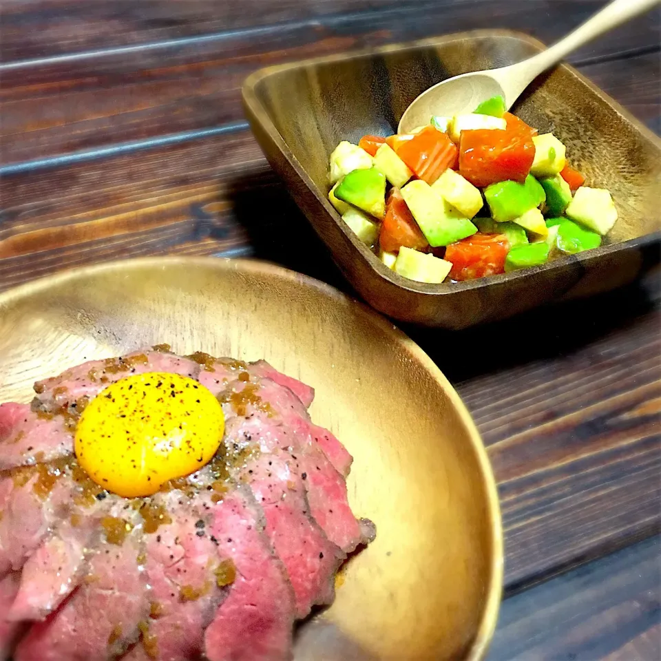 Snapdishの料理写真:ﾛｰｽﾄﾋﾞｰﾌ丼☆ｻｰﾓﾝとｱﾎﾞｶﾄﾞのﾎﾟｷ風|🌺🍍しぃちゃん(・ω・)🍍🌺さん