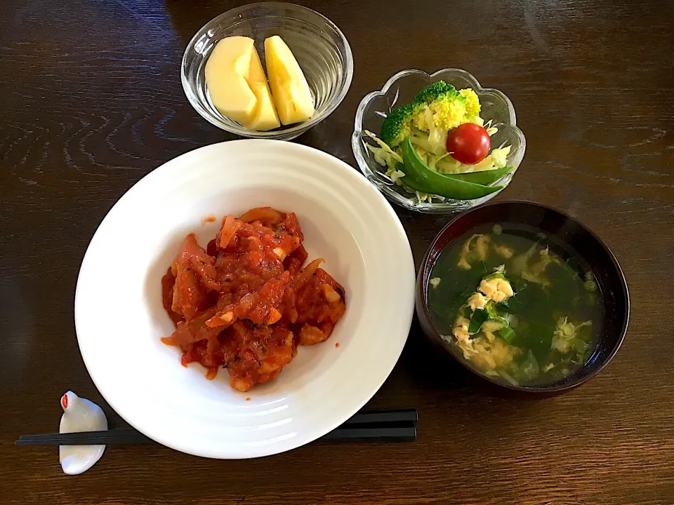 チキンのトマト煮
サラダ
わかめスープ
りんご|カドラさん