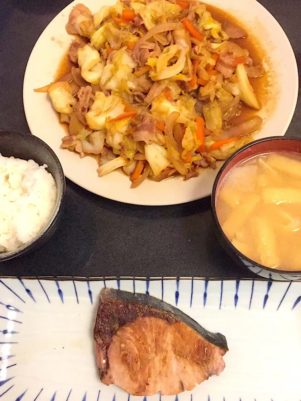 Snapdishの料理写真:鰤の塩焼き & 肉野菜炒め & 長芋と油揚げのお味噌汁|ぺろたんさん