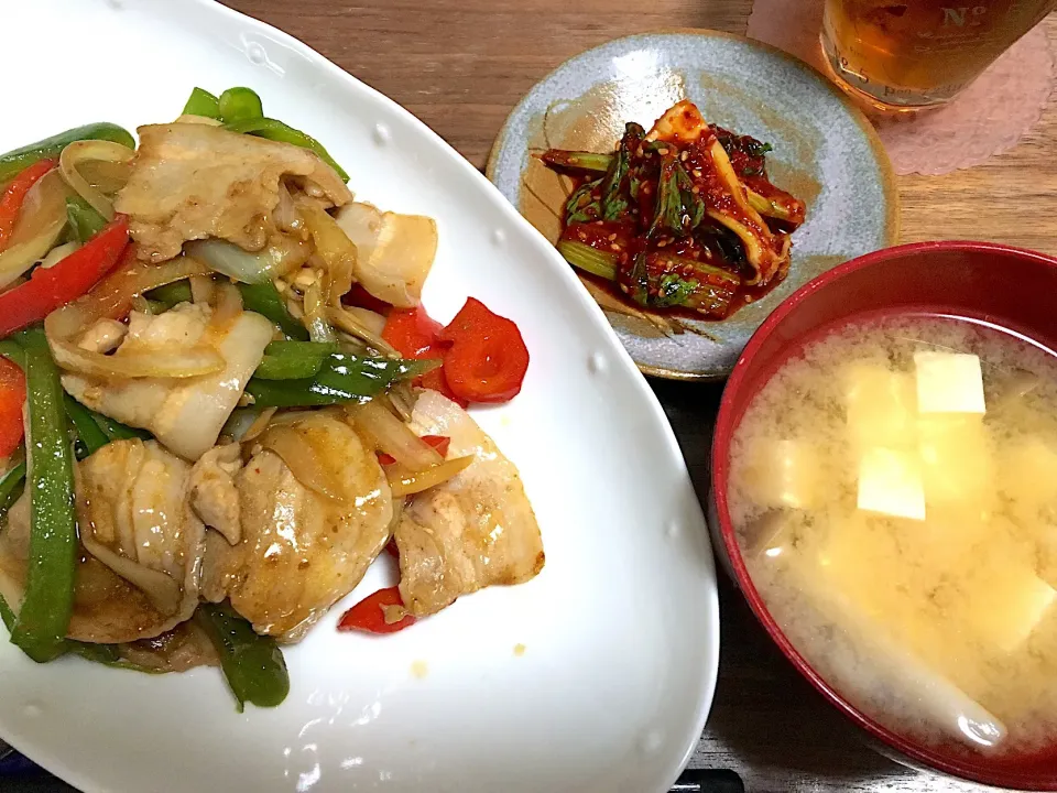 ピーマンと豚肉の甘辛炒め♡ 
しめじと豆腐のお味噌汁♡
セロリのキムチ♡|♡あき♡さん