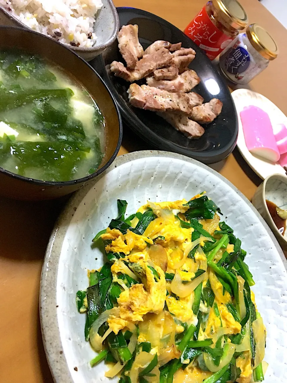 今日の晩御飯✧ •̀.̫•́✧
ニラ玉
板わさ
ワカメとお豆腐のお味噌汁
豚ロースグリル〜とうがらし味噌で
24穀米ご飯🍚
もずく佃煮|さくたえさん