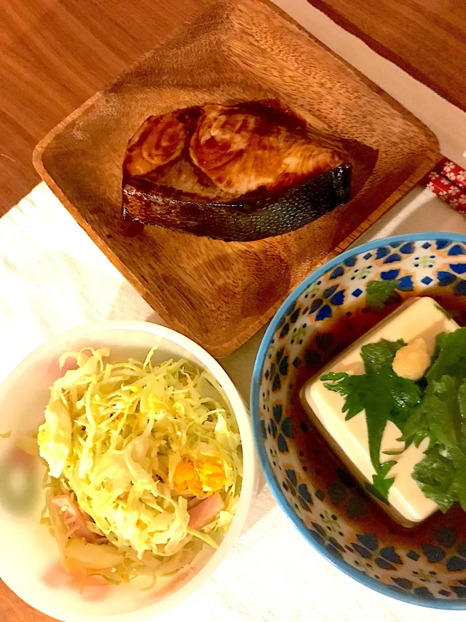 Snapdishの料理写真:2018,04,01 相方さんの夕飯
 #ぶりの照り焼き 
#キャベツサラダ
#冷奴|ATSUMIさん